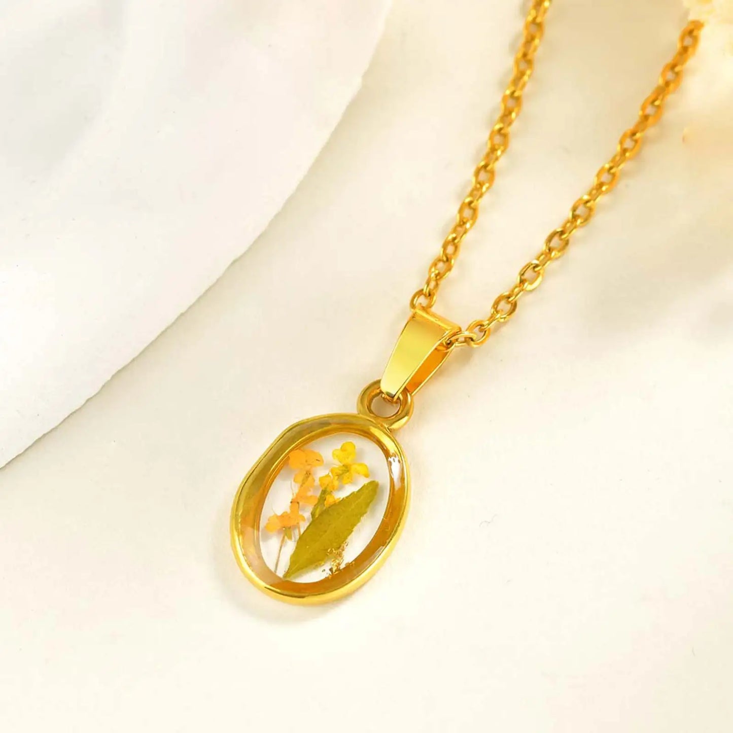 Flowers Pendant Necklace for Women,Resin Geometric Dry Flower Necklaces,Stainless Steel Charms Jewelry Gift