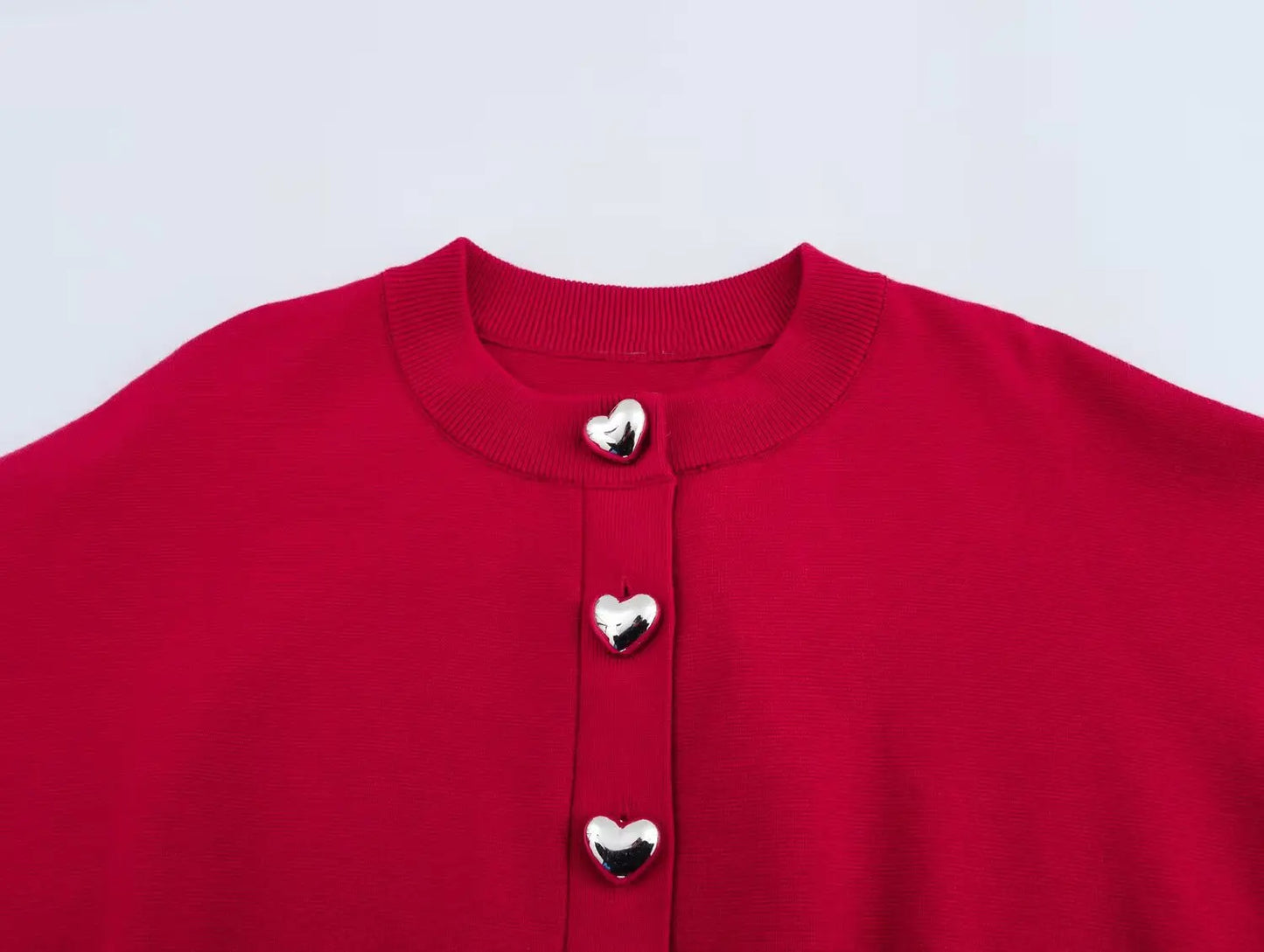 New round neck heart shaped single breasted long sleeved knitted sweater