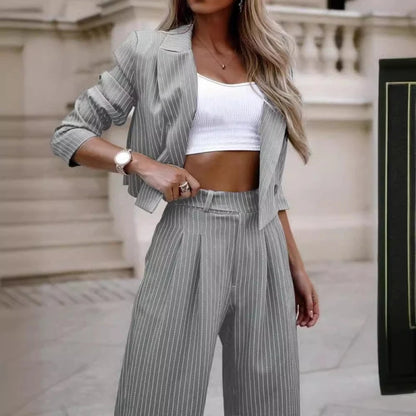 Completo da donna in due pezzi, blazer corto e pantaloni, elegante abito da lavoro a righe con colletto a tacca e maniche lunghe e pantaloni a gamba dritta 