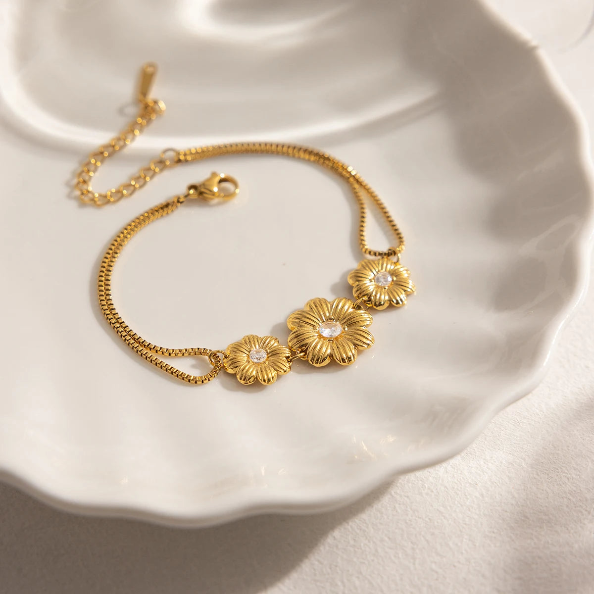 Exquisite Fashion Daisy Flower Bracelet Bangle For Women 18K Gold Plated Stainless