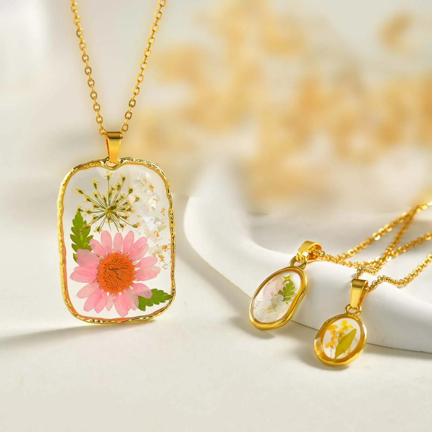 Flowers Pendant Necklace for Women,Resin Geometric Dry Flower Necklaces,Stainless Steel Charms Jewelry Gift