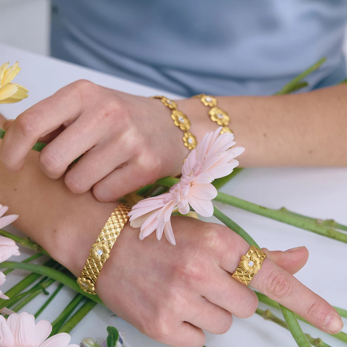 Exquisite Fashion Daisy Flower Bracelet Bangle For Women 18K Gold Plated Stainless